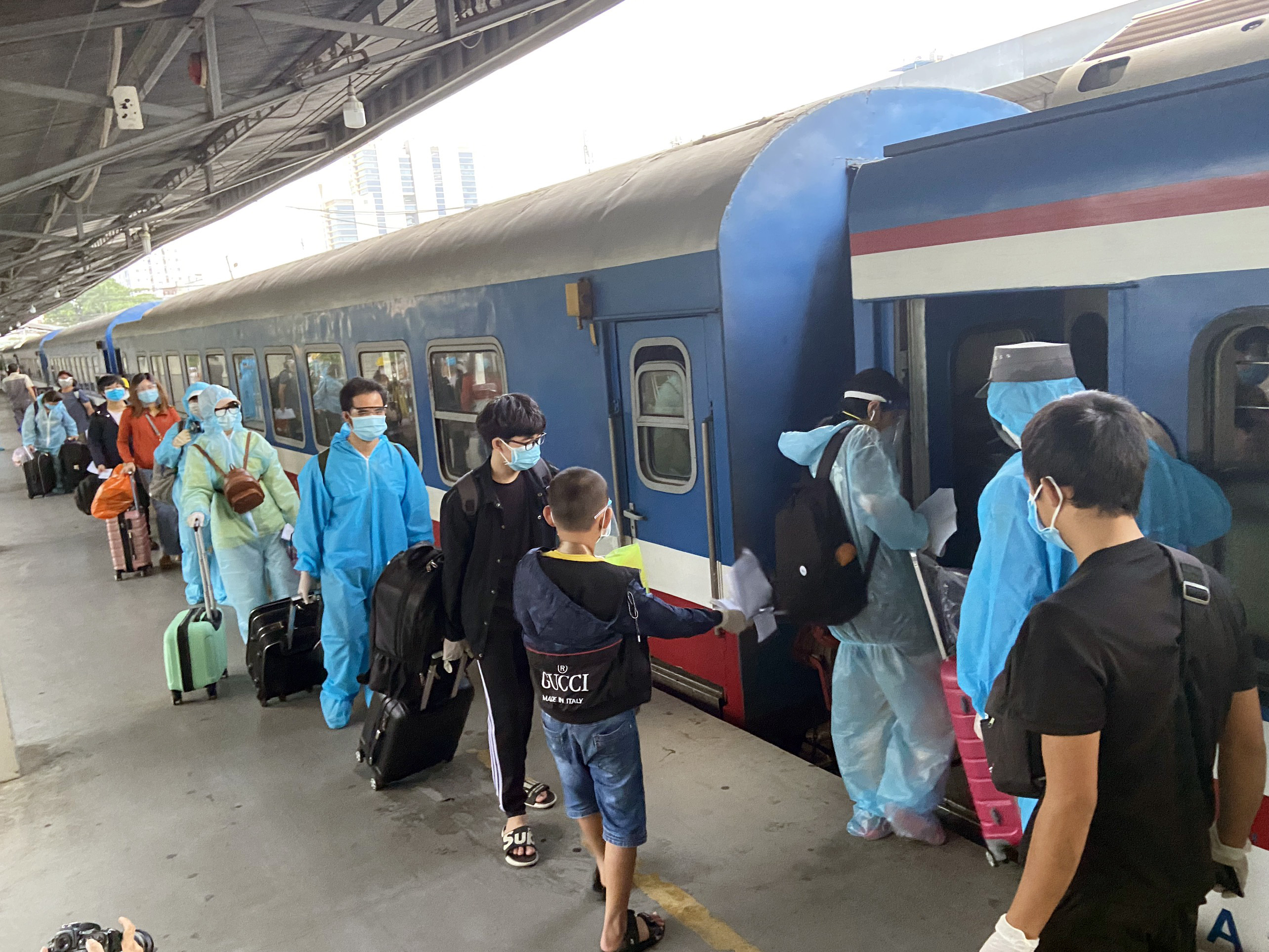 Trước khi lên tàu, hành khách được kiểm tra y tế, kiểm tra giấy xét nghiệm còn hiệu lực, đo thân nhiệt. Trên tàu có bố trí khu vực cách ly. Cán bộ Y tế Hà Tĩnh có mặt trên chuyến tàu đặc biệt này, theo suốt hành trình từ TP.HCM đến Hà Tĩnh để chăm sóc, bảo vệ sức khoẻ cho người dân.