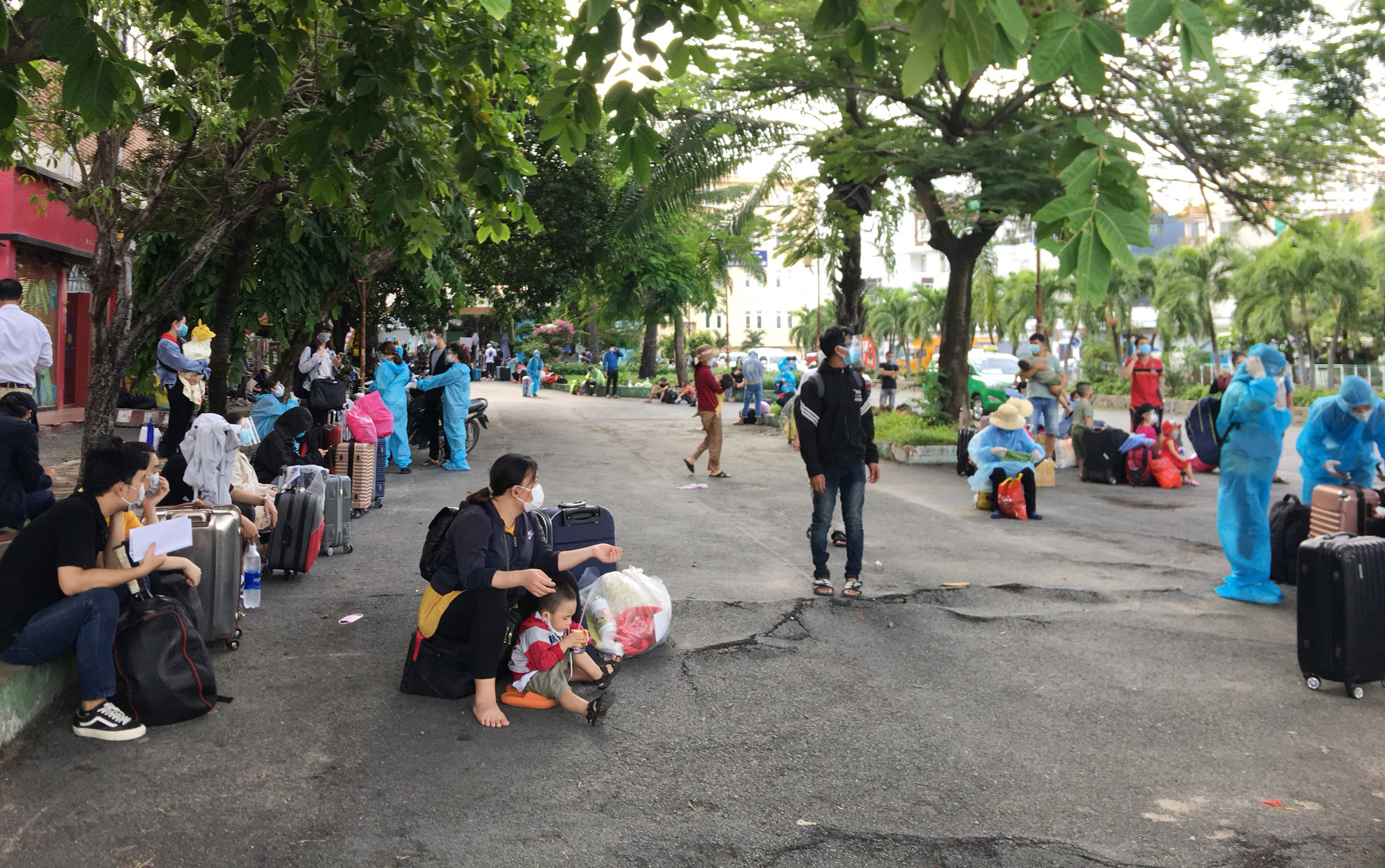 Trực tiếp có mặt tại ga Sài Gòn để tổ chức đưa người dân về quê, ông Nguyễn Lương Tâm, Phó Giám đốc Sở Y tế Hà Tĩnh cho biết, đợt này sẽ có 720 người dân được tỉnh hỗ trợ 100% kinh phí. Tỉnh ưu tiên các nhóm đối tượng là người có bệnh hiểm nghèo, ốm đau dài ngày; phụ nữ mang thai, nuôi con nhỏ, người cao tuổi, đối tượng khuyết tật. Sau đó là người lao động bị thất nghiệp, dừng việc dài ngày; công dân vào thăm thân nhân, giải quyết công việc bị kẹt lại tại TP.HCM và các tỉnh phía Nam.