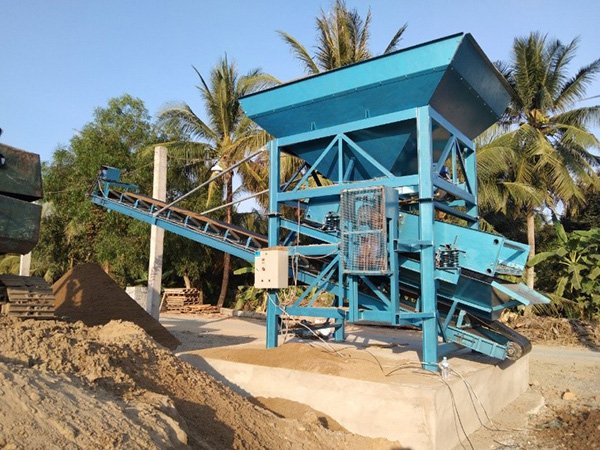 Máy sàng cát sau khi sàng cát được đổ thẳng lên xe ben