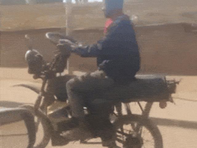 Thế giới xe - Bất ngờ xe máy được chế vô lăng lái như ô tô trên đường đi