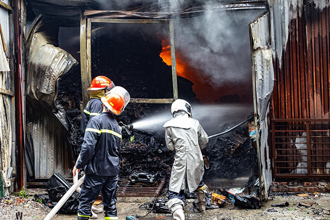Kho hàng bị thiêu rụi hoàn toàn.