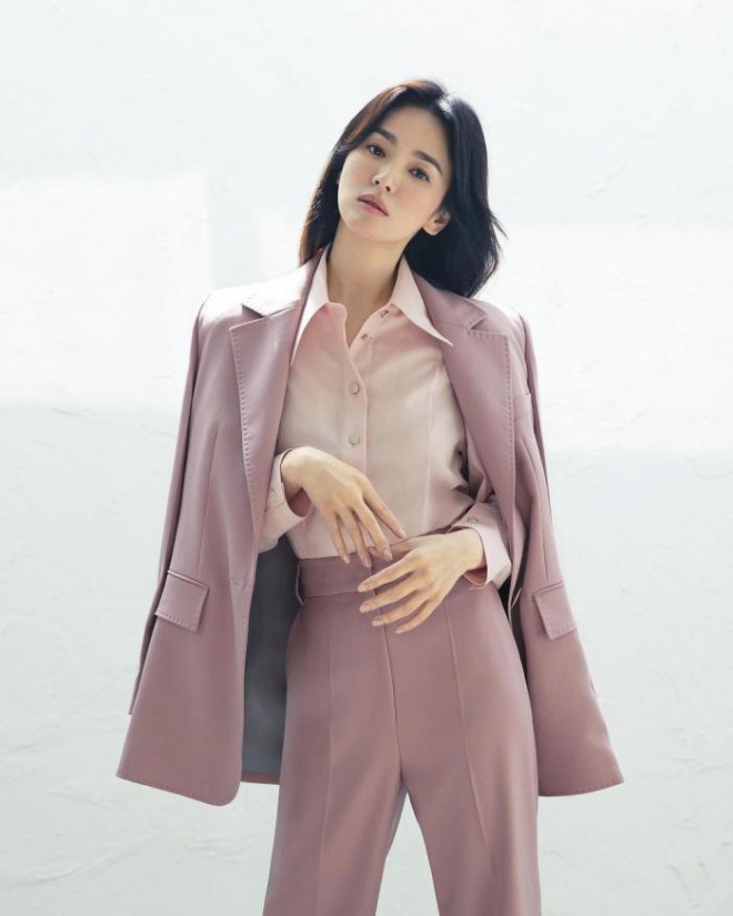 Song Hye Kyo cho thấy trang phục công sở không hề nhàm chán, biết mặc còn quý phái bất ngờ - 1
