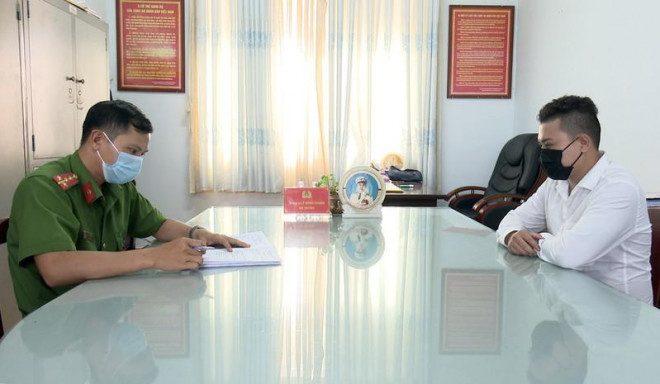 Võ Hùng Danh tại cơ quan công an. Ảnh: Văn Vũ