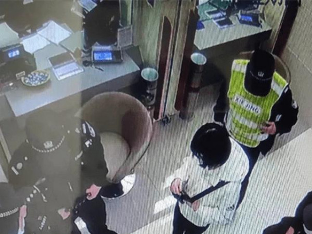 Phi thường - kỳ quặc - Được bạn trai tặng 74 tỷ, cô gái đi rút tiền thì bị cảnh sát "sờ gáy", sốc nặng trước danh tính thật của người yêu