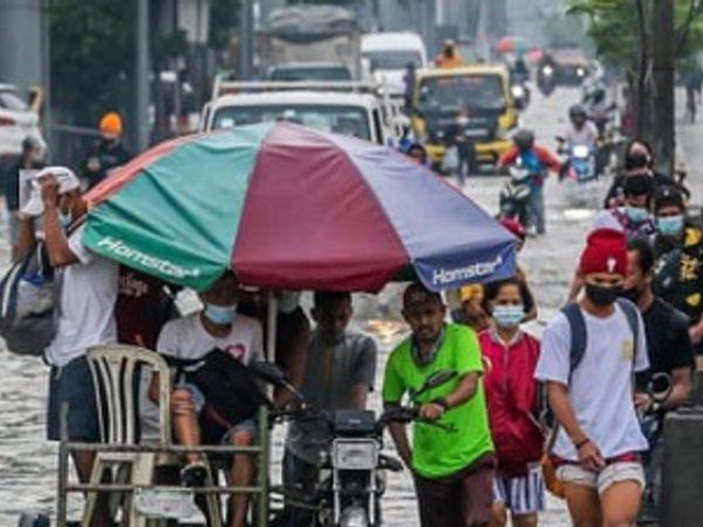 Thế giới - Lũ lụt nghiêm trọng ở Philippines: Hàng nghìn người lội nước rời khỏi Manila sau nhiều ngày mưa xối xả