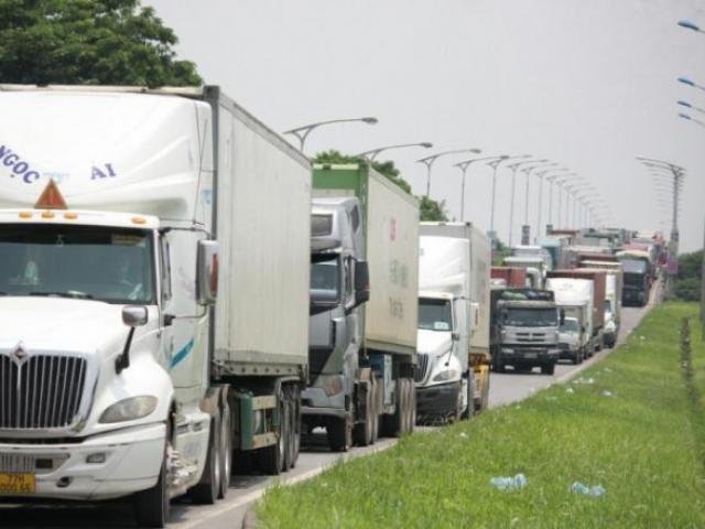 Tin tức trong ngày - Phương tiện mất 12 tiếng qua chốt ở Hà Nội dù có thẻ ưu tiên “luồng xanh"