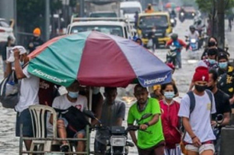 Lũ lụt nghiêm trọng ở Philippines: Hàng nghìn người lội nước rời khỏi Manila sau nhiều ngày mưa xối xả