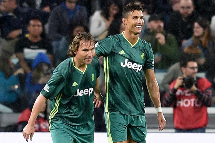 Phó Chủ tịch Nedved phủ nhận việc Juventus sẽ "cởi trói" cho Ronaldo hè này khi hợp đồng đôi bên chỉ còn chưa đầy 1 năm nữa là hết hạn