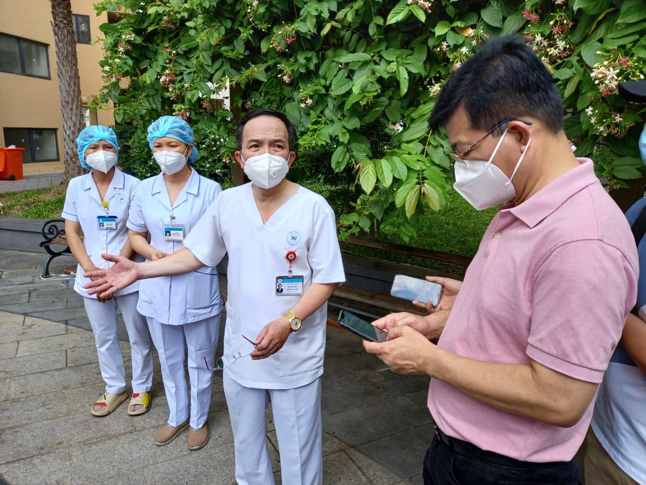 PGS.TS Đỗ Kim Quế (thứ 2 phải qua) nói về công tác thu dung, điều trị.