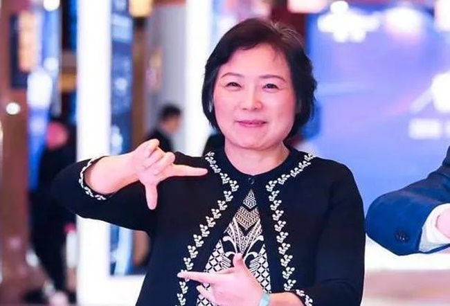Công ty bất động sản do bà và chồng cũ sáng lập. Tuy nhiên, Wu chỉ nắm chức vụ giám đốc điều hành của công ty trong 6 năm và chủ tịch hội đồng quản trị từ năm 2007 đến năm 2018.
