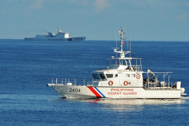 Tàu hải cảnh Trung Quốc (phía xa) vờn nhau với tàu cảnh sát biển Philippines. Nguồn: SCMP.