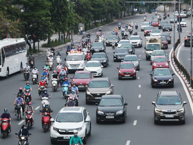 Tin tức trong ngày - Phố phường Hà Nội đông đúc hơn ngày đầu thực hiện Chỉ thị 16, nhiều người không vào được nơi làm việc