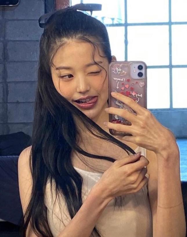 Thử nghiệm trang điểm nhợt nhạt kiểu Jennie, Jang Won Young có được khen như đàn chị? - 6