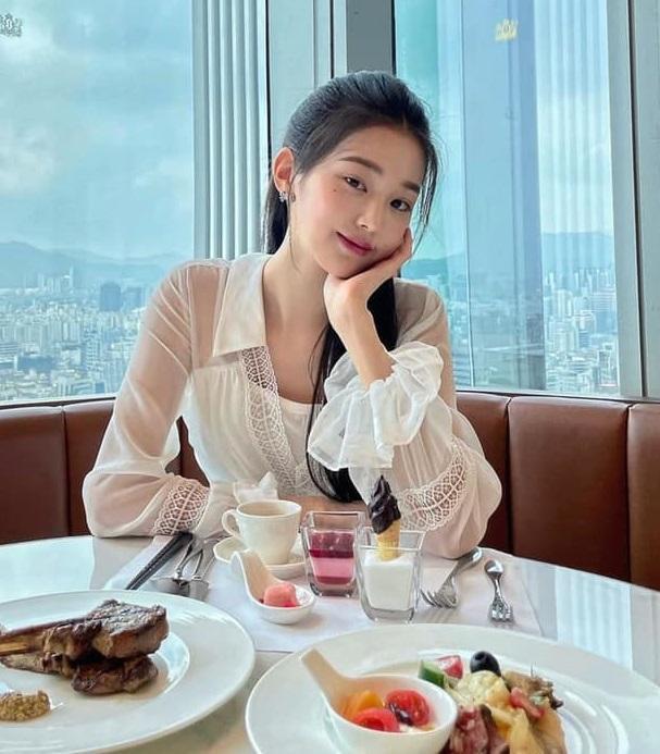 Thử nghiệm trang điểm nhợt nhạt kiểu Jennie, Jang Won Young có được khen như đàn chị? - 11