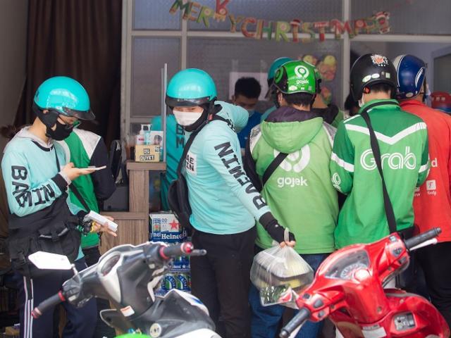 Thị trường - Tiêu dùng - Hà Nội cấp “thẻ thông hành” cho shipper mô tô hoạt động trở lại