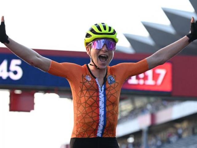 Thể thao - Nhầm tai hại Olymic Tokyo: Nữ VĐV vỡ òa ăn mừng HCV và nhận "quả đắng"