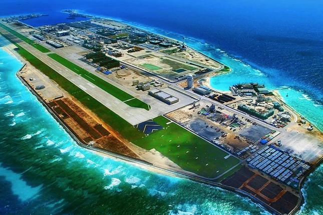 Trung Quốc ngang nhiên biến đá Chữ Thập ở quần đảo Trường Sa thành đảo nhân tạo và quân sự hóa. Ảnh: People’s Daily.