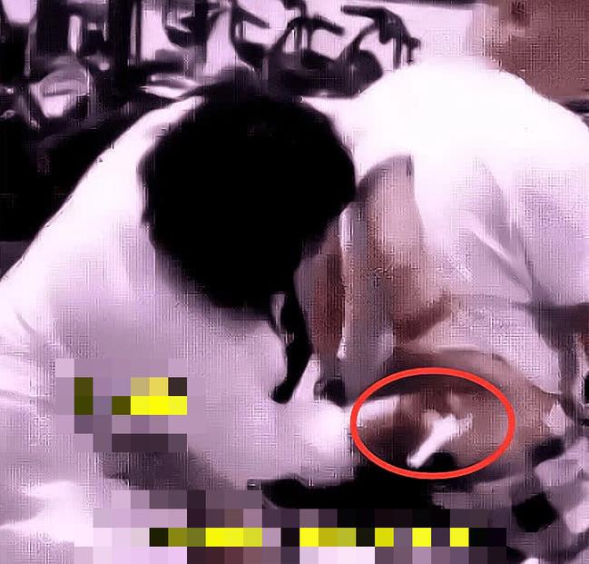 Bà cô lao tới đâm thẳng kim tiêm vào người ông chú.