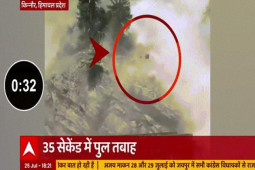 Thế giới - Video: Đá trên núi lao xuống, đánh sập cả cây cầu ở Ấn Độ