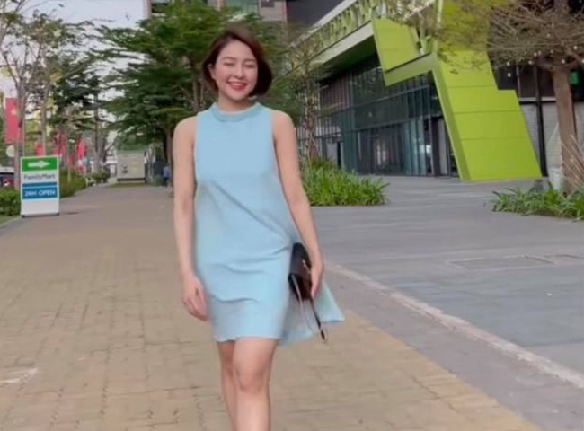 Một lần, Trâm Anh cũng suýt &#34;mắc nạn&#34; vì váy lụa, nhưng cô đã sử dụng túi để che chắn phía trước.
