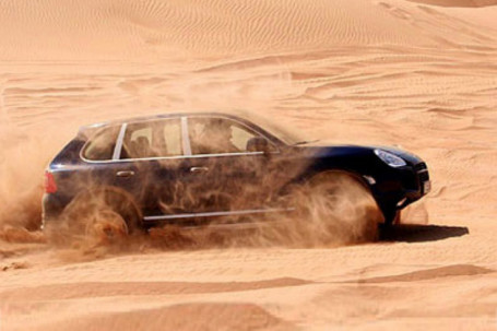 Cầm lái Porsche Cayenne off-road trên bãi cát và cái kết