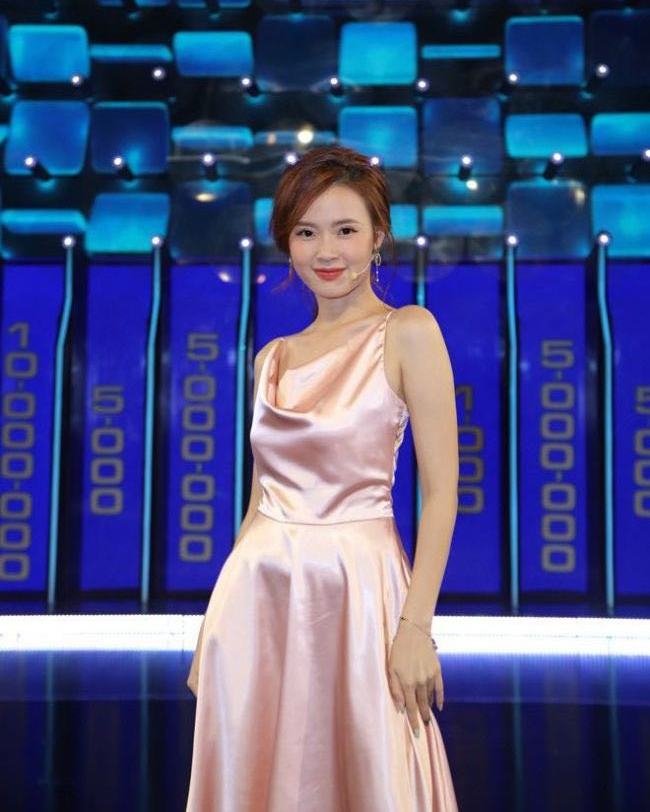 Váy lụa mỏng thường mang đến những phiền toái&nbsp;vì&nbsp;chất liệu mỏng nhẹ, thấm hút mồ hôi nhưng dễ xô nên chỉ cần một cơn gió nhẹ thổi qua đã khiến người mặc rơi vào tình huống xấu hổ.
