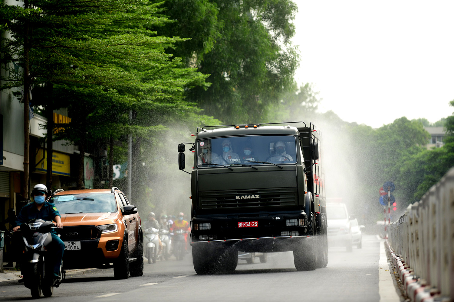 Cận cảnh dàn xe đặc chủng đang phun khử khuẩn diện rộng tại Hà Nội - 11