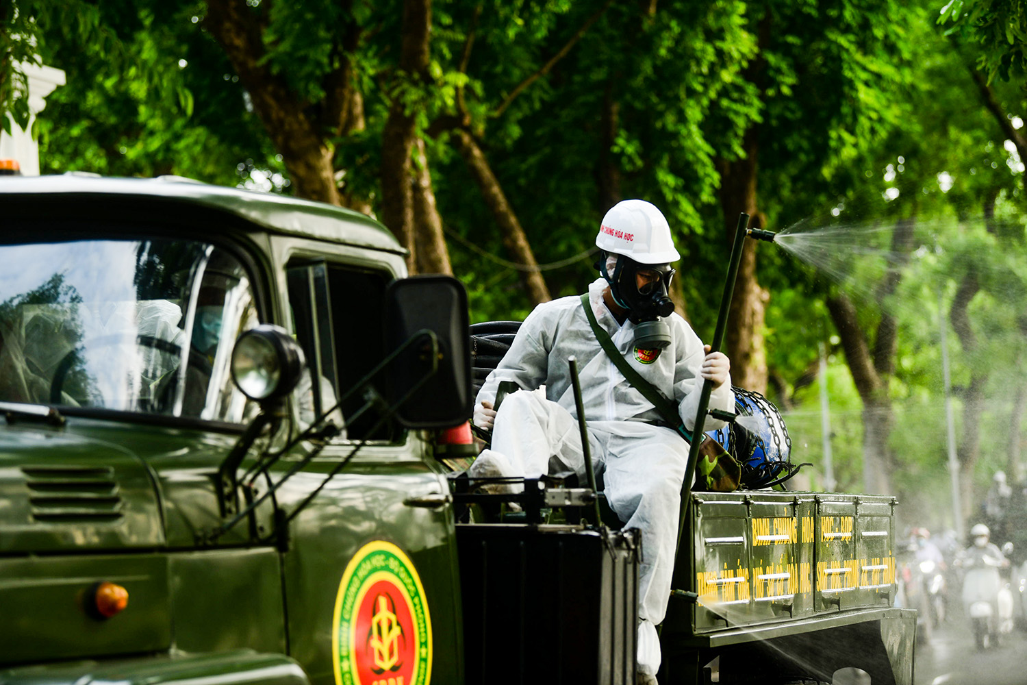 Cận cảnh dàn xe đặc chủng đang phun khử khuẩn diện rộng tại Hà Nội - 12