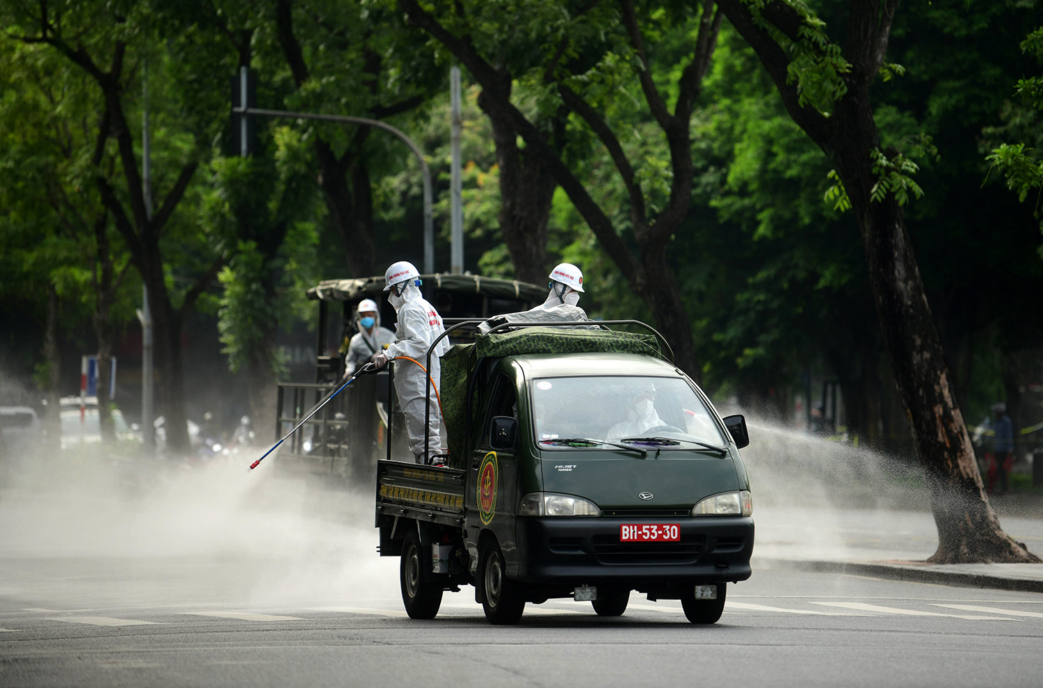 Cận cảnh dàn xe đặc chủng đang phun khử khuẩn diện rộng tại Hà Nội - 8