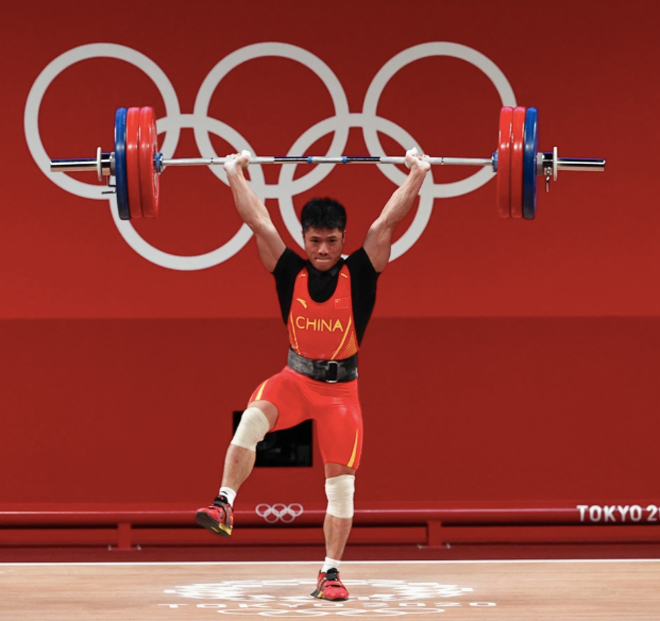 Li Fabin và pha nâng tạ thể hiện sức mạnh vượt trội so với các đối thủ hạng 61 kg nam