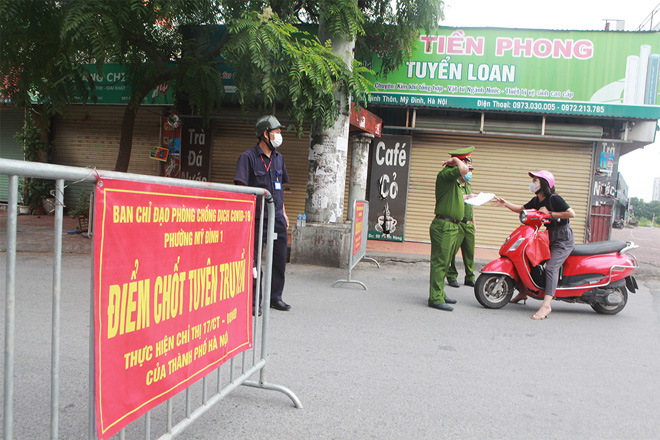 Lực lượng chức năng chốt chặn tại các chốt kiểm dịch trên địa bàn TP.Hà Nội.