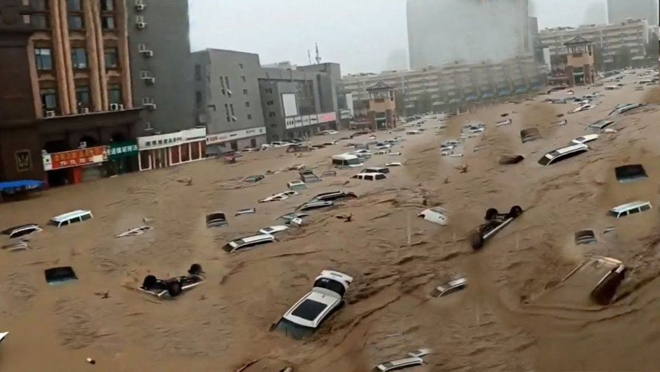 Hàng trăm ô tô bị cuốn trôi trong trận mưa lịch sử “ngàn năm có một” ở Trịnh Châu. Ảnh Hoàn Cầu