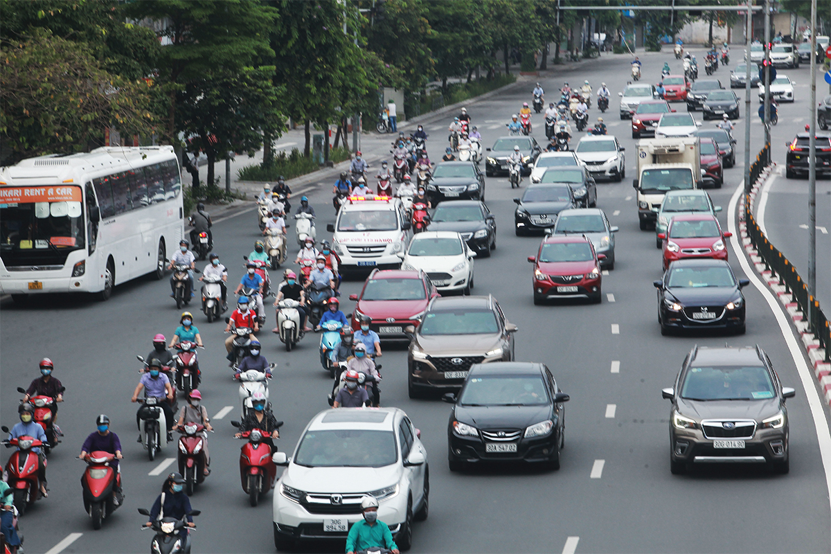 Phố phường Hà Nội đông đúc hơn ngày đầu thực hiện Chỉ thị 16, nhiều người không vào được nơi làm việc - 1