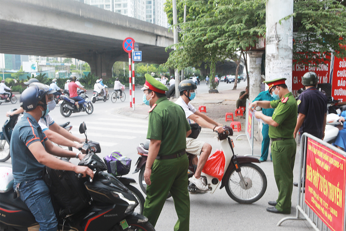 Phố phường Hà Nội đông đúc hơn ngày đầu thực hiện Chỉ thị 16, nhiều người không vào được nơi làm việc - 11