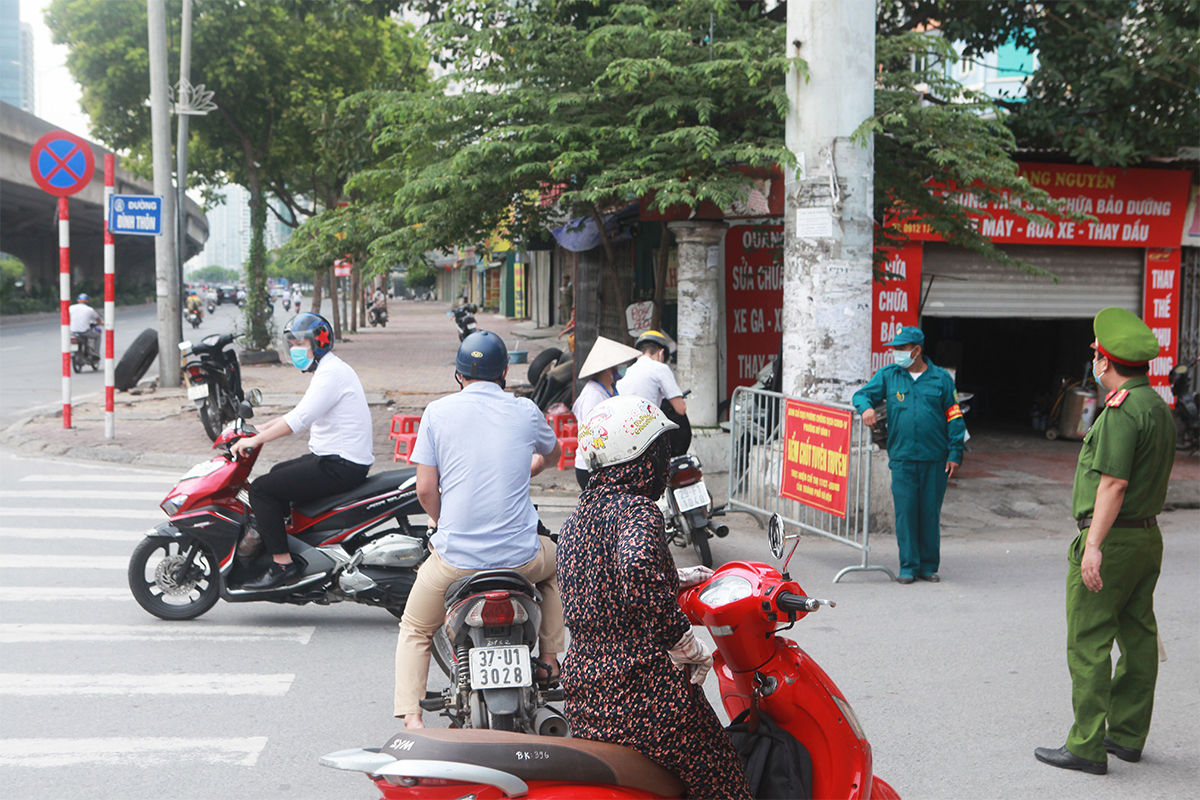 Phố phường Hà Nội đông đúc hơn ngày đầu thực hiện Chỉ thị 16, nhiều người không vào được nơi làm việc - 12