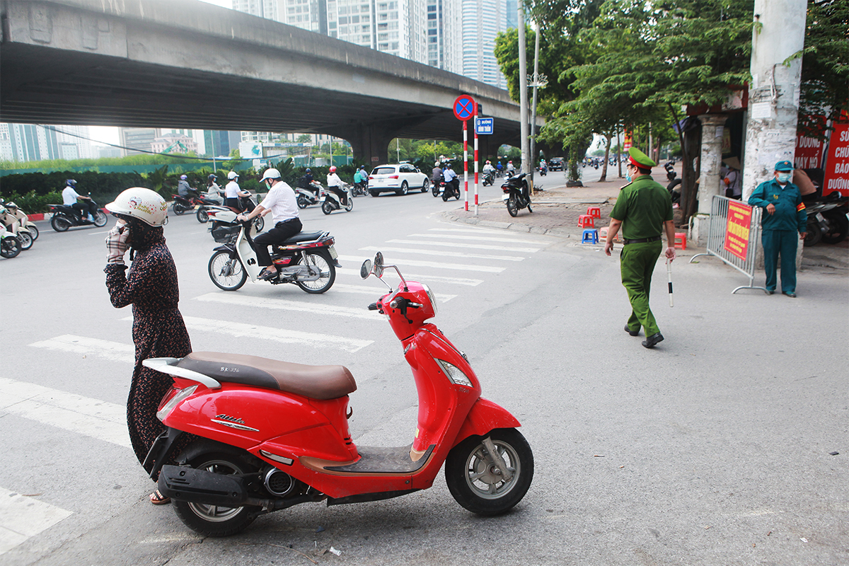 Phố phường Hà Nội đông đúc hơn ngày đầu thực hiện Chỉ thị 16, nhiều người không vào được nơi làm việc - 13