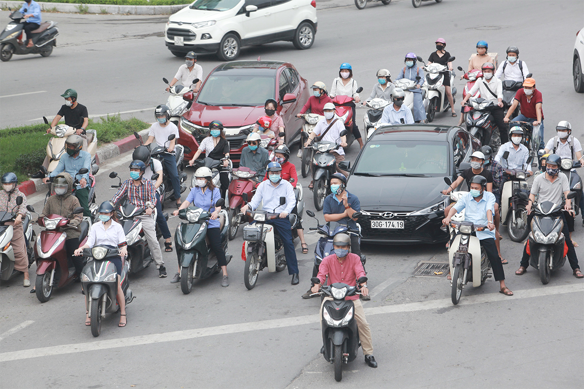 Phố phường Hà Nội đông đúc hơn ngày đầu thực hiện Chỉ thị 16, nhiều người không vào được nơi làm việc - 2