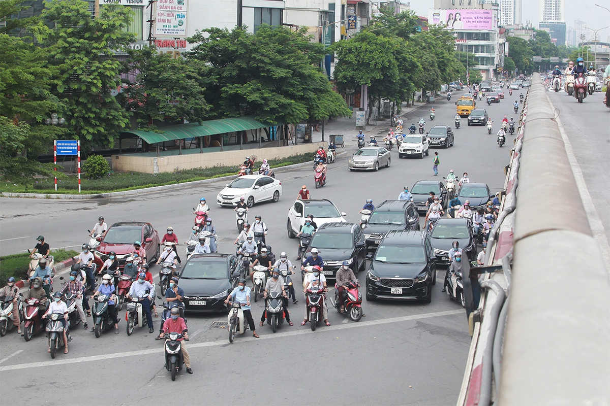 Phố phường Hà Nội đông đúc hơn ngày đầu thực hiện Chỉ thị 16, nhiều người không vào được nơi làm việc - 3