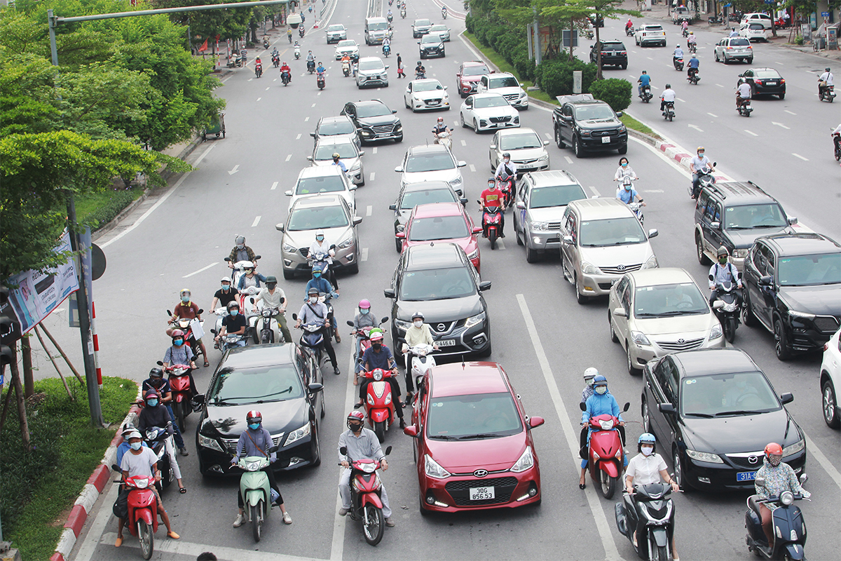 Phố phường Hà Nội đông đúc hơn ngày đầu thực hiện Chỉ thị 16, nhiều người không vào được nơi làm việc - 4