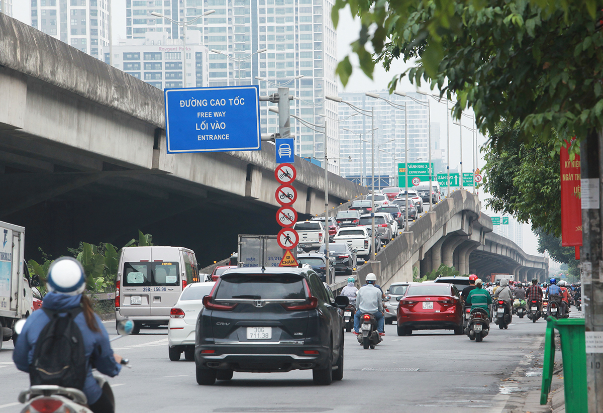 Phố phường Hà Nội đông đúc hơn ngày đầu thực hiện Chỉ thị 16, nhiều người không vào được nơi làm việc - 5