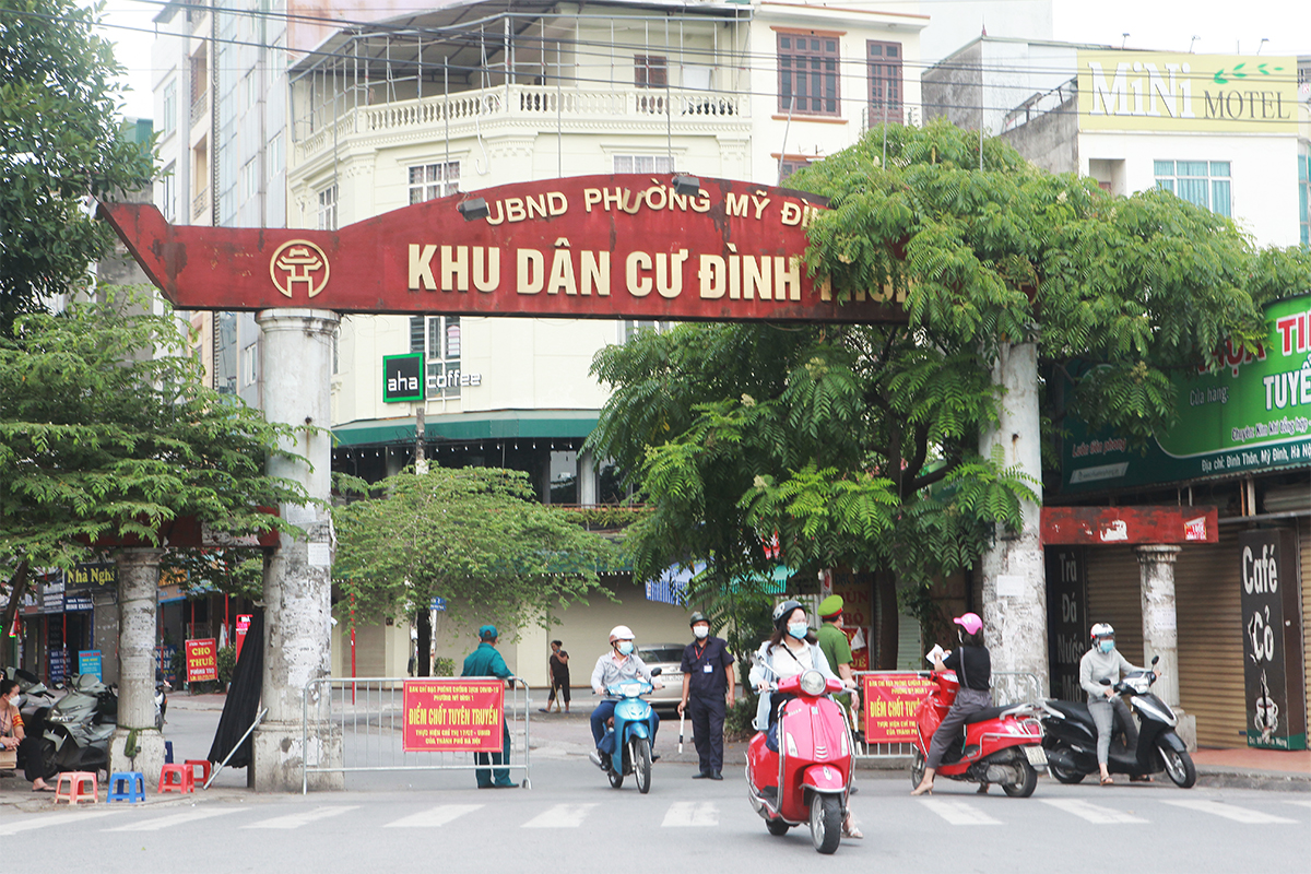 Phố phường Hà Nội đông đúc hơn ngày đầu thực hiện Chỉ thị 16, nhiều người không vào được nơi làm việc - 6