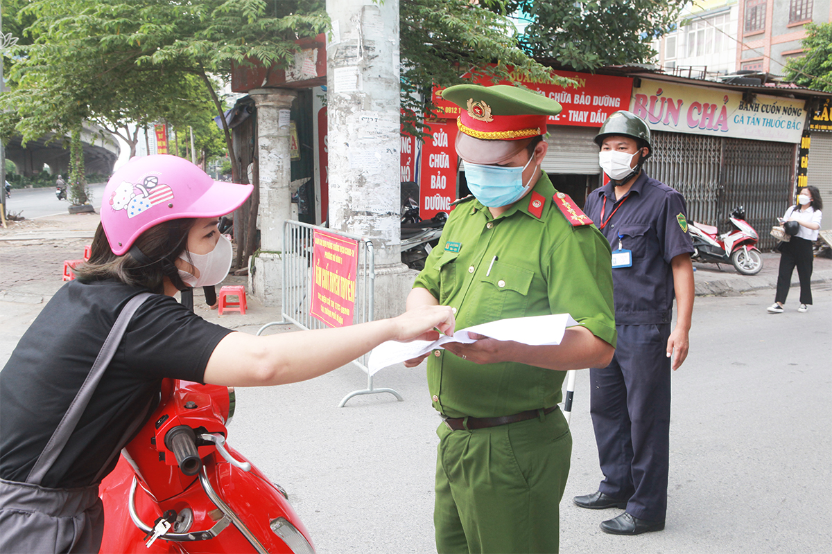 Phố phường Hà Nội đông đúc hơn ngày đầu thực hiện Chỉ thị 16, nhiều người không vào được nơi làm việc - 8