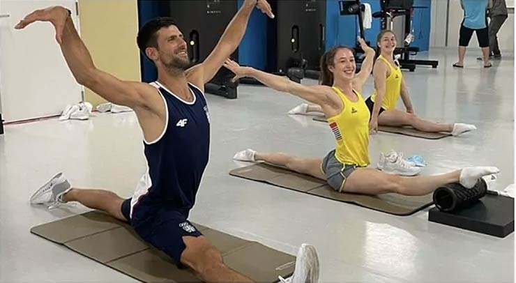 Djokovic xoạc chân điệu nghệ khiến 2 nữ VĐV thể dục dụng cụ xinh đẹp ở Olympic Tokyo trầm trồ
