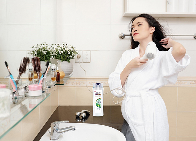 Dầu gội sạch gàu Clear Mát Lạnh Bạc Hà là mắt xích quan trọng của quá trình chăm sóc cho vùng da nhạy cảm như da đầu để đánh bay gàu, ngứa, vi khuẩn