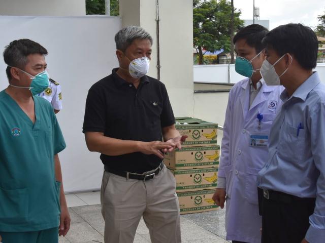 Thứ trưởng Nguyễn Trường Sơn trò chuyện với các bác sĩ của Bệnh viện Điều trị COVID-19.