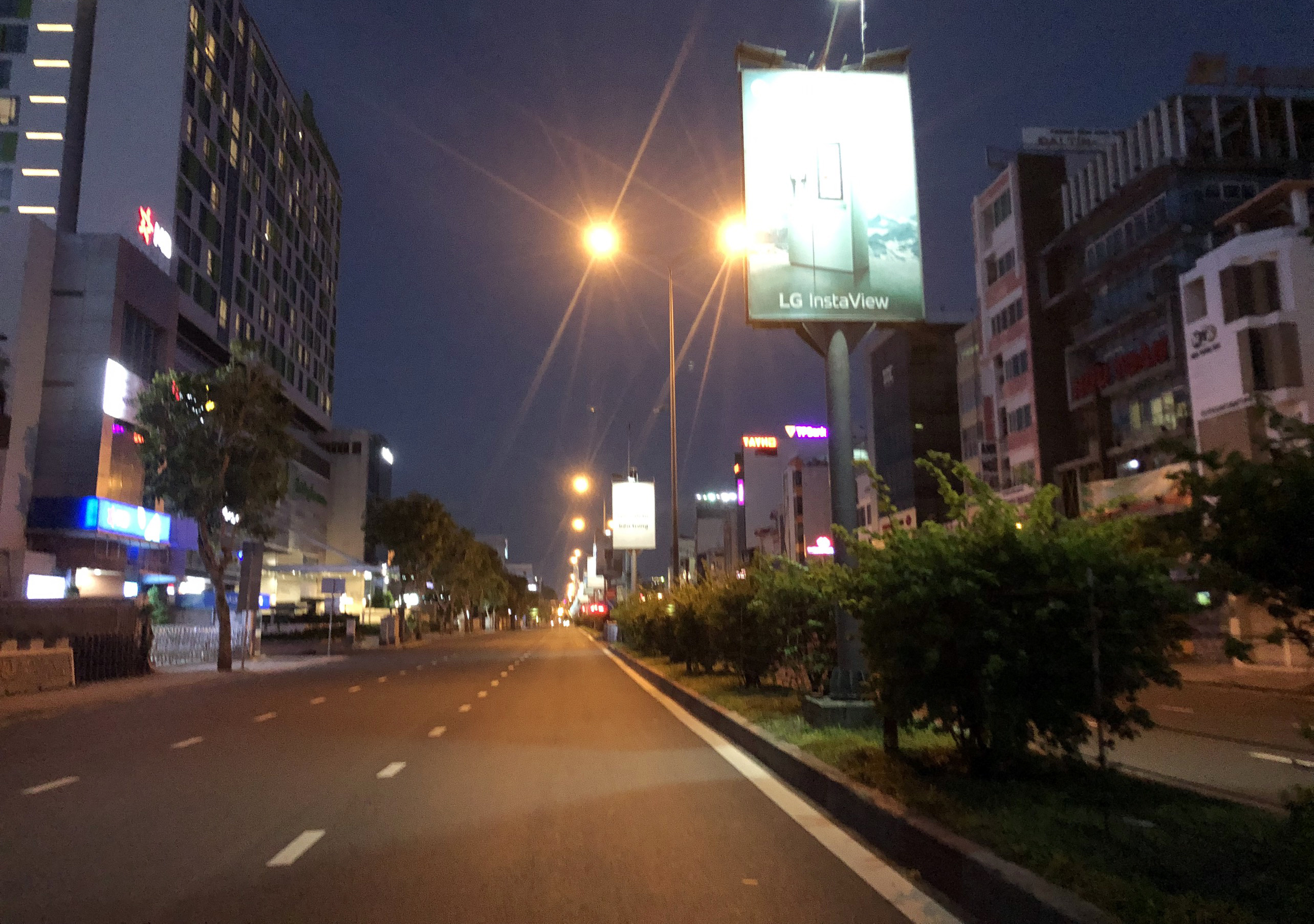 Đường phố vắng lặng chưa từng thấy trong đêm đầu TP.HCM cấm người dân ra đường từ 18h đến 6h sáng hôm sau.