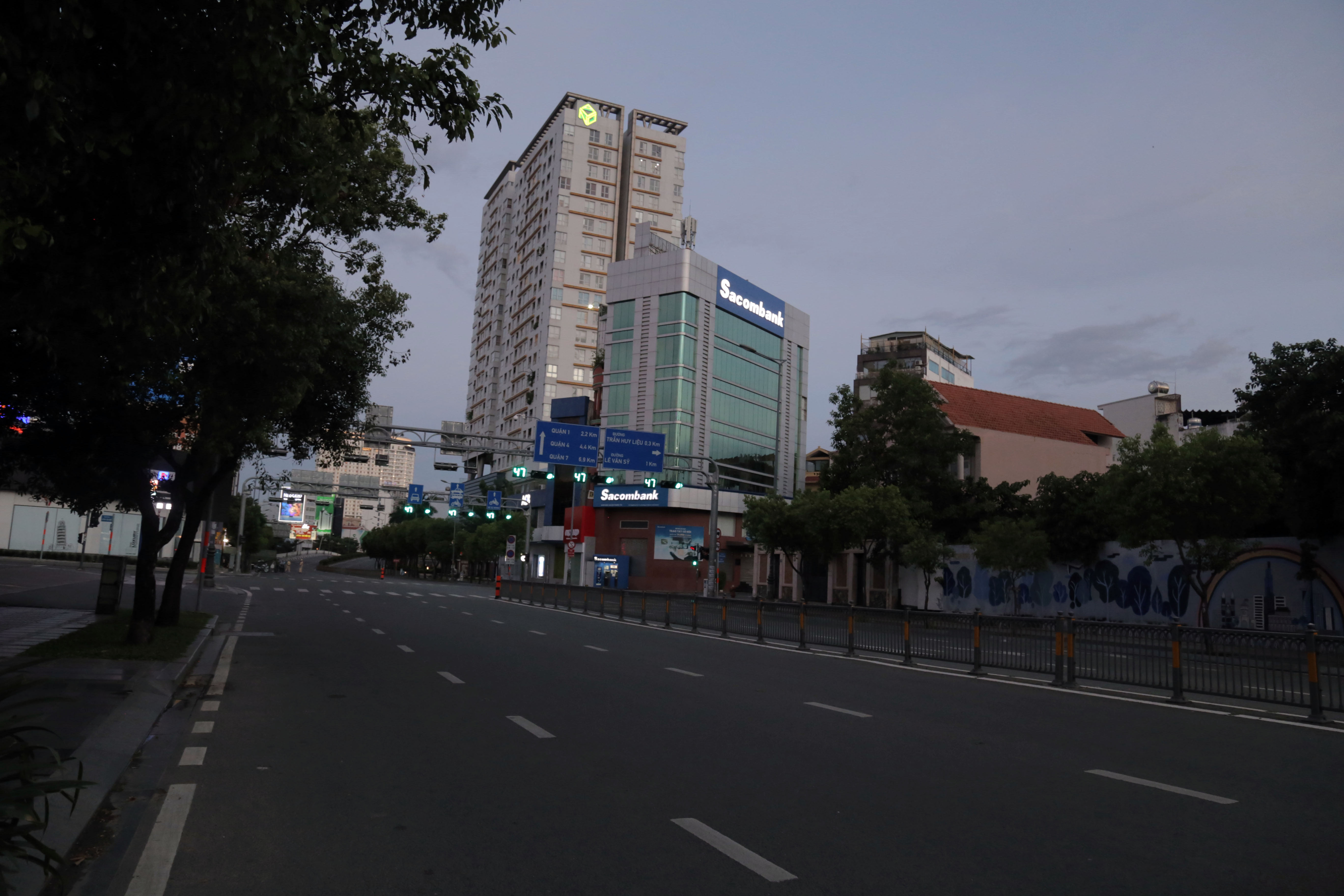 Đường phố TP.HCM vắng lặng chưa từng thấy trong đêm đầu người dân không được ra đường - 2