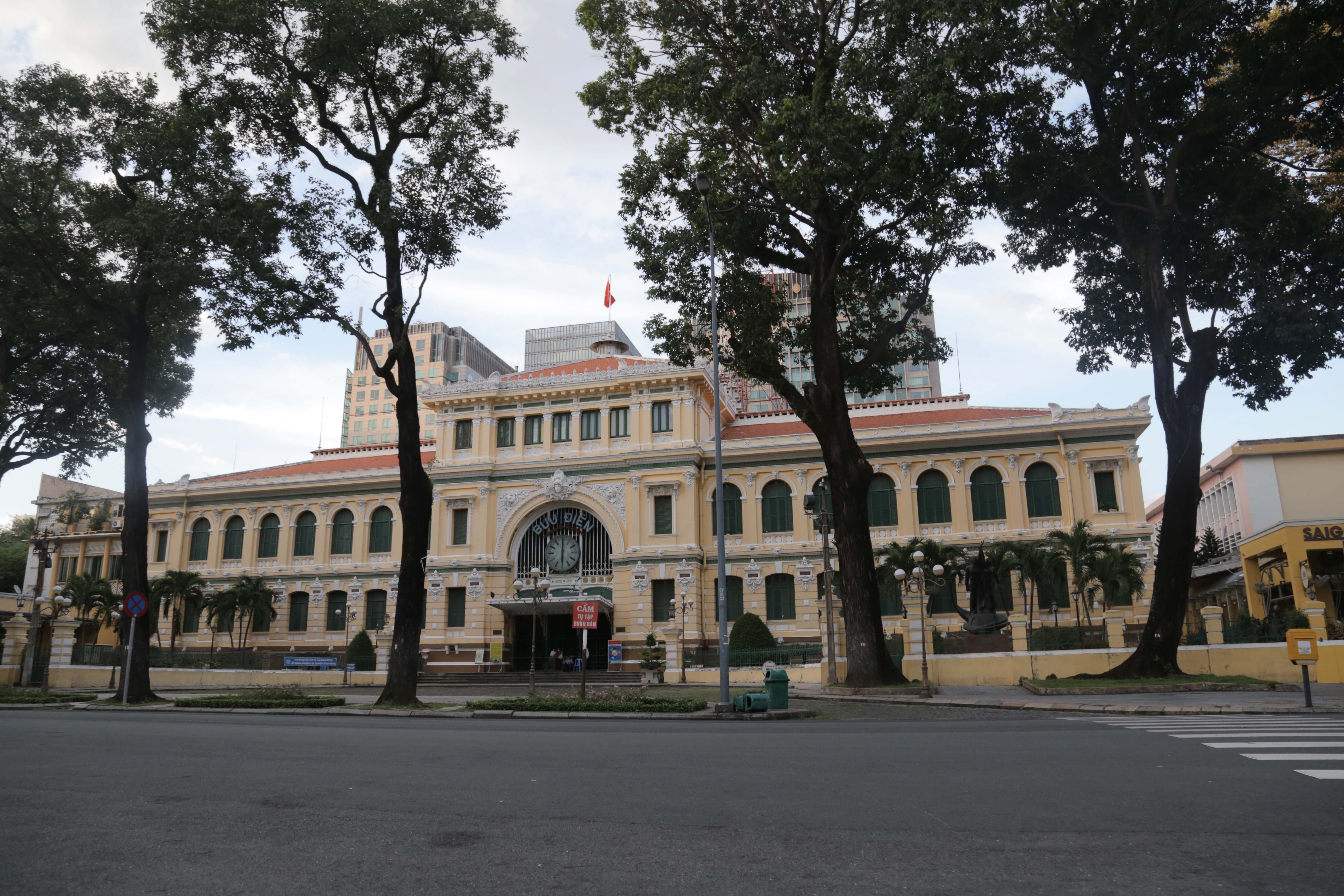 Thời điểm 18h ngày 26/7, khu vực phía trước Bưu điện Trung tâm Thành phố vắng vẻ, không có phương tiện qua lại.