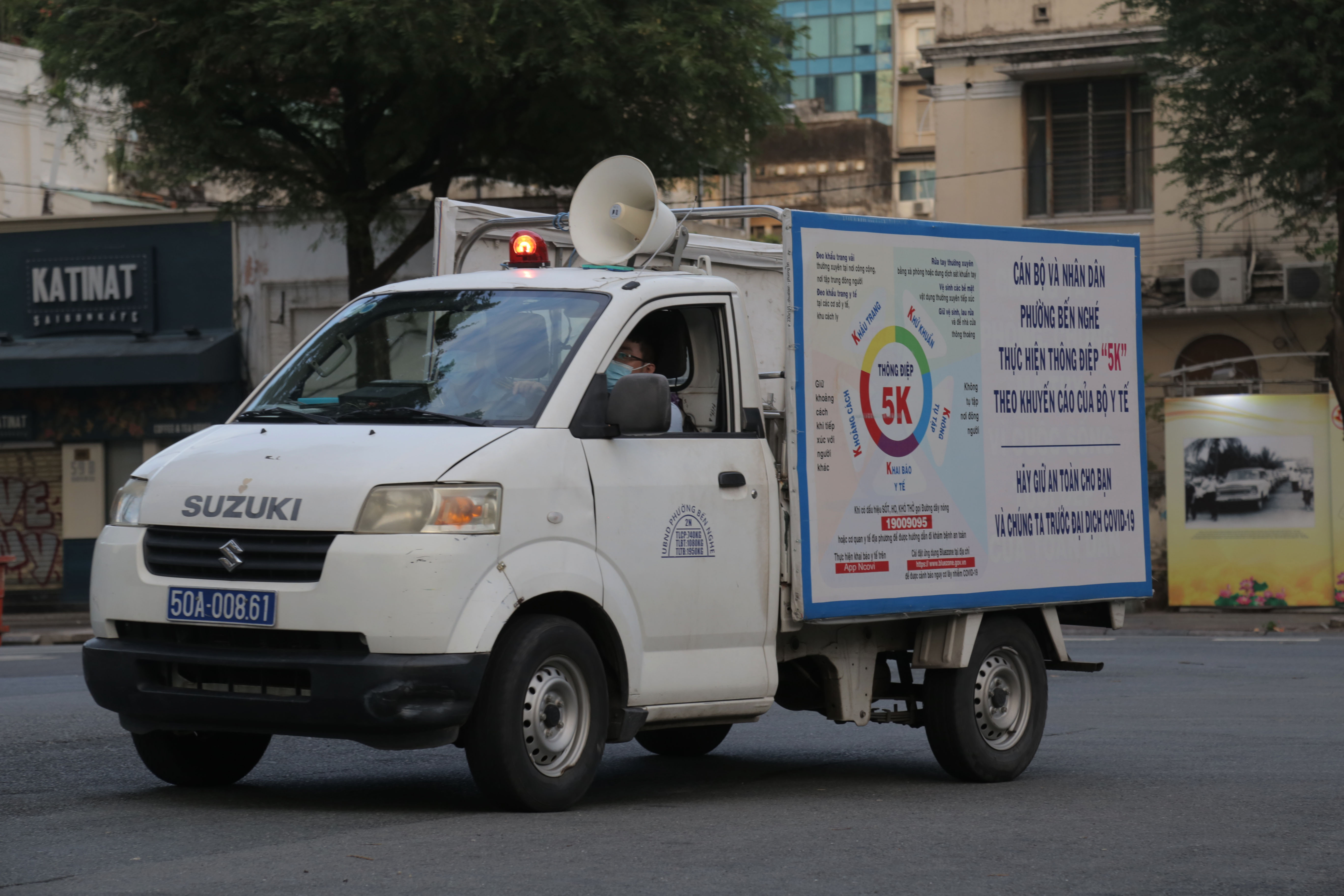 Tại các tuyến đường ở quận 3 và quận 1, lực lượng dân phòng, công an phường... túc trực ở nhiều giao lộ ở các tuyến đường kiểm tra những trường hợp không chấp hành quy định. Xe của tổ kiểm tra liên ngành liên tục chạy dọc các tuyến phố kêu gọi người dân không ra đường từ 18h đến 6h sáng hôm sau.