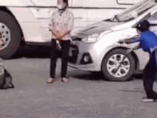 Media - Clip: Người phụ nữ đá dép rồi "đi đường quyền" ngay trước mặt CSGT